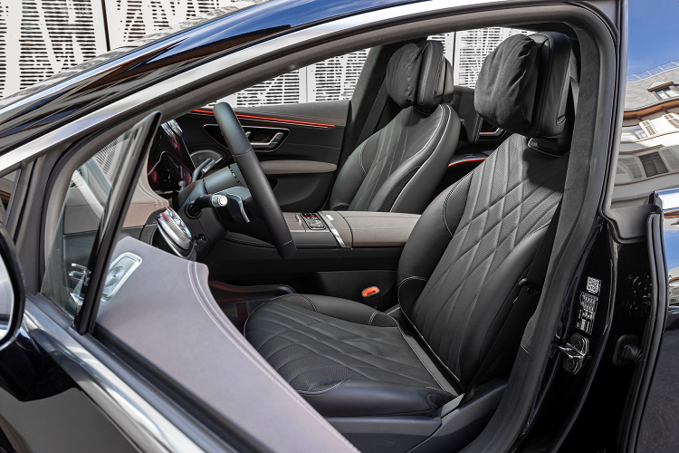 Đây là một trường hợp hiếm hoi xe điện lại có giá rẻ hơn xe xăng tương đương, giúp khách hàng dễ dàng tiếp cận xe điện hơn. Mercedes-Benz EQS 2022 chạy điện sẽ bán ra với 3 phiên bản: Premium, Exclusive và Pinnacle. Mỗi phiên bản có 2 tùy chọn cấu hình dẫn động bao gồm 450+ và 580 4Matic. Hai cấu hình này khác nhau chủ yếu ở màn hình thông tin giải trí trung tâm.