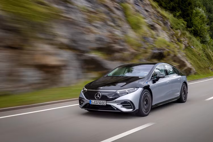 EQS 450+ 2022 sử dụng gói pin lithium-ion 107,8 kWh, cung cấp năng lượng cho động cơ điện đặt phía sau, sản sinh công suất 329 mã lực và mô-men xoắn 568 Nm. Nhờ đó, xe tăng tốc từ 0-96 km/h trong 5,9 giây, trước khi đạt tốc độ tối đa ước tính là 209km/h.