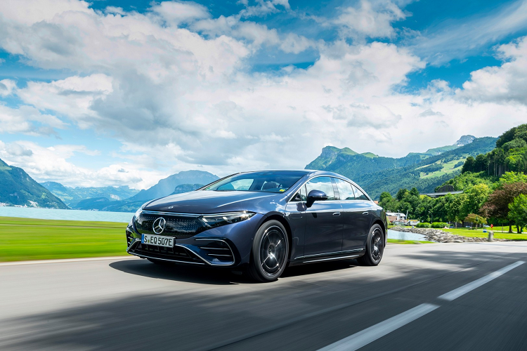 Người lái được hỗ trợ bởi các hệ thống an toàn như Giữ khoảng cách tự động, Hỗ trợ dừng và đi chủ động, Hỗ trợ đánh lái và phanh chủ động. Ngoài ra còn có thêm Hỗ trợ giữ làn, Giới hạn tốc độ chủ động, Đọc biển báo giao thông và Cảnh báo điểm mù. EQS 2022 trang bị công nghệ truyền thông Car-to-X có thể phát cảnh báo giúp người lái xe phòng tránh khi có ổ gà hoặc gờ giảm tốc.