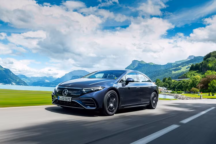 Người lái được hỗ trợ bởi các hệ thống an toàn như Giữ khoảng cách tự động, Hỗ trợ dừng và đi chủ động, Hỗ trợ đánh lái và phanh chủ động. Ngoài ra còn có thêm Hỗ trợ giữ làn, Giới hạn tốc độ chủ động, Đọc biển báo giao thông và Cảnh báo điểm mù. EQS 2022 trang bị công nghệ truyền thông Car-to-X có thể phát cảnh báo giúp người lái xe phòng tránh khi có ổ gà hoặc gờ giảm tốc.