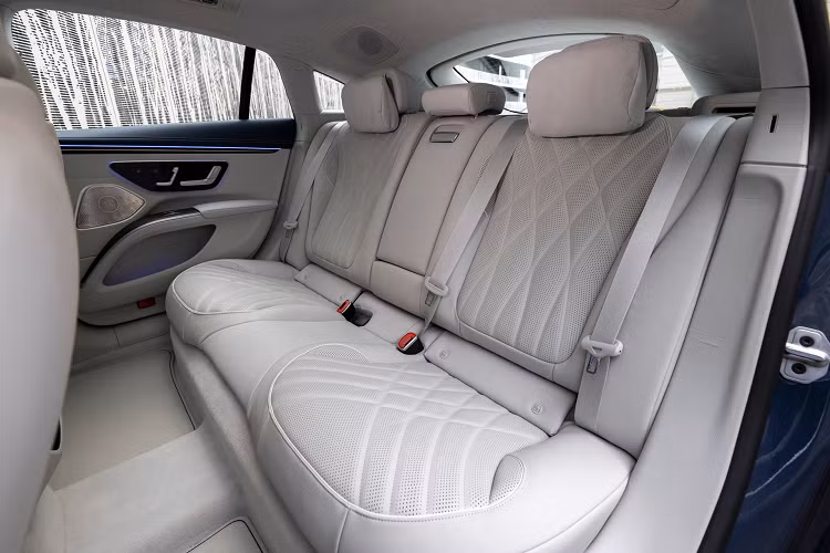 EQS Premium 450+ trang bị màn hình giải trí 12,8 inch, trong khi EQS Premium 580 4MATIC giá 119.110 USD sử dụng màn hình MBUX Hyperscreen. Như đã công bố từ trước, màn hình này tích hợp màn hình lái kỹ thuật số 12,3 inch, hệ thống thông tin giải trí 17,7 inch và màn hình 12,3 inch cho hành khách ghế phụ.