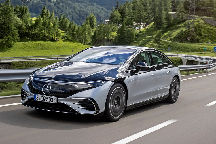  Mercedes-Benz EQS 2022 mới dự kiến lên kệ tại các đại lý của Mỹ từ mùa thu năm nay. Giá xe Mercedes-Benz EQS 2022 từ 102.310 USD (khoảng 2,33 tỷ đồng) - rẻ hơn một chiếc S-Class chạy xăng thông thường có giá 111.350 USD.