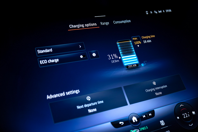 Nâng cấp lên phiên bản Exclusive có giá 105.710 USD cho EQS 450+ và 122.510 USD cho EQS 580 4MATIC. Xe có thêm màn hình hiển thị kính lái HUD và ghế thông minh Active Multicontour, có khả năng tùy chỉnh tựa lưng và hông ghế bằng đệm khí, tích hợp massage.