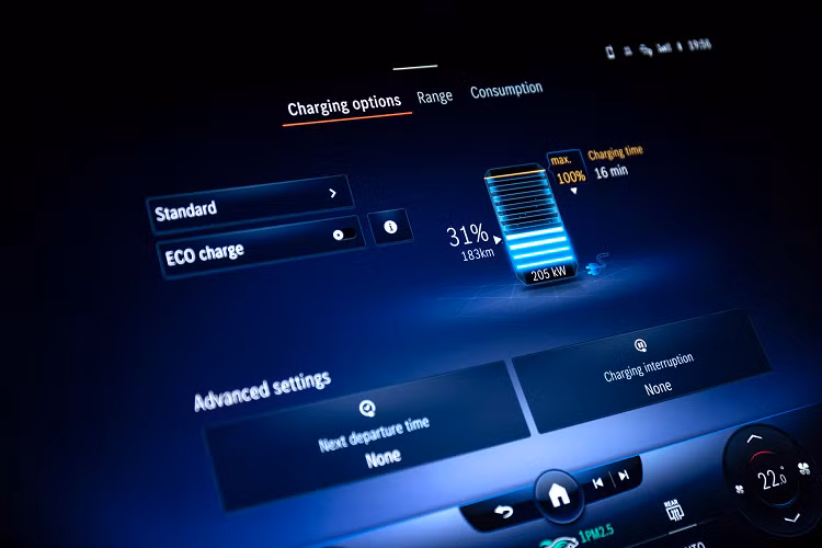 Nâng cấp lên phiên bản Exclusive có giá 105.710 USD cho EQS 450+ và 122.510 USD cho EQS 580 4MATIC. Xe có thêm màn hình hiển thị kính lái HUD và ghế thông minh Active Multicontour, có khả năng tùy chỉnh tựa lưng và hông ghế bằng đệm khí, tích hợp massage.