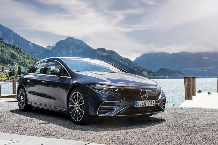 EQS 580 4MATIC 2022 sử dụng hệ dẫn động bốn bánh toàn thời gian cùng động cơ điện kép sản sinh công suất 516 mã lực và mô-men xoắn 856 Nm. Thời gian tăng tốc từ 0-96 km/h còn 4,1 giây, trong khi tốc độ tối đa không thay đổi