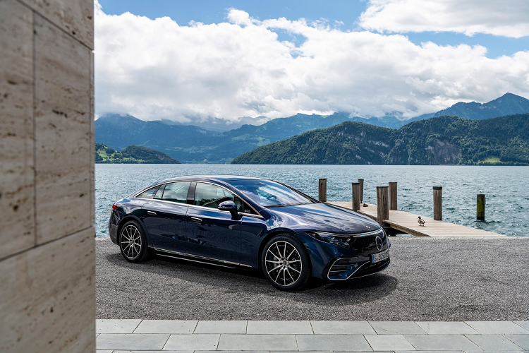 EPA chưa công bố phạm vi hoạt động cho EQS, nhưng 784km là con số được kiểm chứng bởi WLTP. EQS 2022 sạc từ 10-80% trong vòng 31 phút với bộc sạc nhanh DC. Điện treo tường sẽ tốn 11,25 giờ để sạc từ 10-100%. Người mua cũng sẽ được miễn phí sạc nhanh tại các trạm sạc Electrify America trong hai năm.