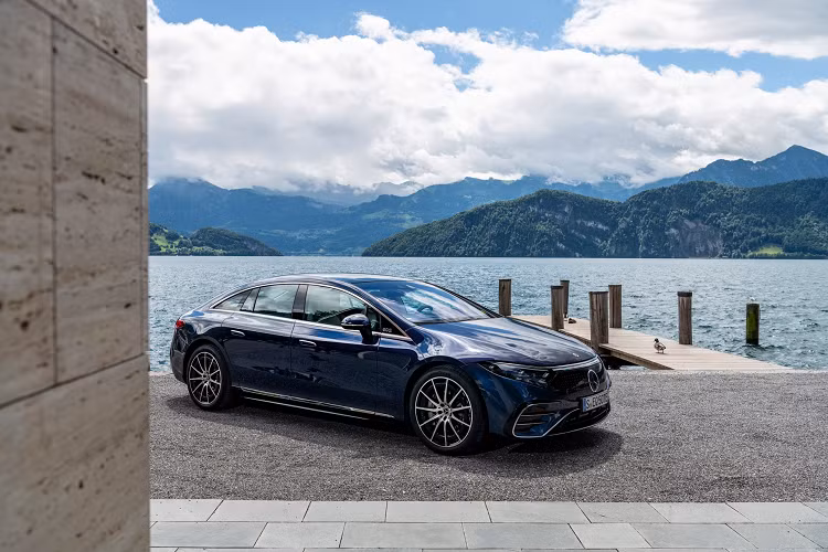 EPA chưa công bố phạm vi hoạt động cho EQS, nhưng 784km là con số được kiểm chứng bởi WLTP. EQS 2022 sạc từ 10-80% trong vòng 31 phút với bộc sạc nhanh DC. Điện treo tường sẽ tốn 11,25 giờ để sạc từ 10-100%. Người mua cũng sẽ được miễn phí sạc nhanh tại các trạm sạc Electrify America trong hai năm.