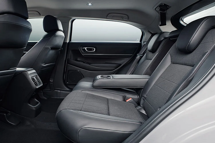 Honda HR-V mới được trang bị nhiều “đồ chơi” an toàn và hỗ trợ lái trong gói Honda SENSING gồm: Đèn pha điều chỉnh chùm tia tự động (AHB), hệ thống cảnh báo và giúp người lái kiểm soát xe khi đi ra khỏi làn đường (RDM với LDM) Hệ thống kiểm soát xe trên làn đường (LKAS).