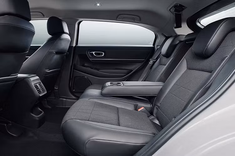 Honda HR-V mới được trang bị nhiều “đồ chơi” an toàn và hỗ trợ lái trong gói Honda SENSING gồm: Đèn pha điều chỉnh chùm tia tự động (AHB), hệ thống cảnh báo và giúp người lái kiểm soát xe khi đi ra khỏi làn đường (RDM với LDM) Hệ thống kiểm soát xe trên làn đường (LKAS).