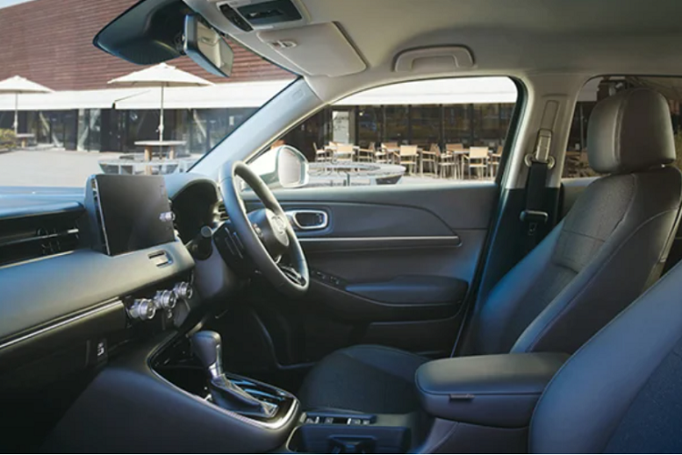 Vô-lăng thiết kế 3 chấu. Ghế ngồi mang phong cách thể thao, phối nhiều màu và trang trí bằng đường chỉ khâu mắt mắt, ghế sử dụng vật liệu Da và Nỉ. Trang bị phanh tay điện tử, hàng ghế sau “ULTRA SEAT” gập linh hoạt 60:40.