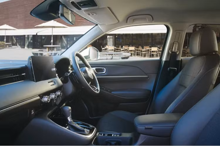 Vô-lăng thiết kế 3 chấu. Ghế ngồi mang phong cách thể thao, phối nhiều màu và trang trí bằng đường chỉ khâu mắt mắt, ghế sử dụng vật liệu Da và Nỉ. Trang bị phanh tay điện tử, hàng ghế sau “ULTRA SEAT” gập linh hoạt 60:40.