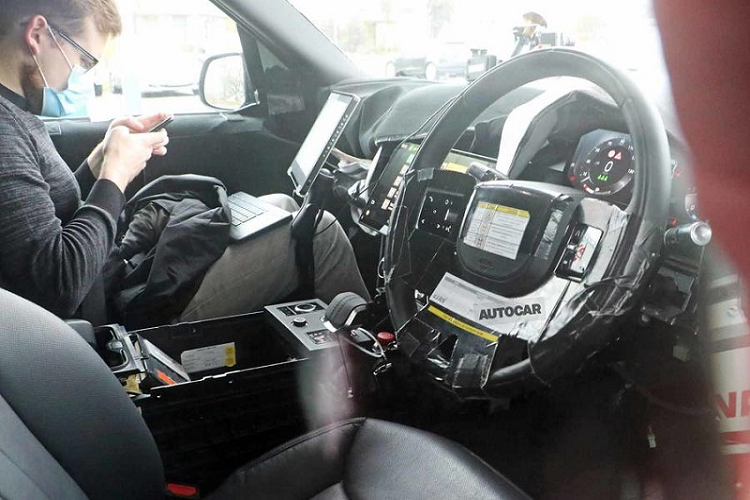 Mới đây, giới săn ảnh tiếp tục bắt gặp mẫu xe SUV hạng sang Range Rover 2022 và đăng tải một số hình ảnh rõ ràng hơn về khoang cabin của phiên bản mới. Mặc dù chưa phải là phiên bản thương mại hoàn chỉnh, nhưng những hình ảnh này cung cấp một vài manh mối về thiết kế khoang nội thất mới của Range Rover 2022