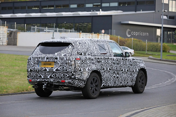 Tùy chọn phiên bản động cơ của Range Rover 2022 cũng chưa được xác nhận chính thức, nhưng có thể bao gồm động cơ 6 xy-lanh thẳng hàng 3.0L với công nghệ hybrid và phiên bản plug-in hybrid sử dụng động cơ 4 xy-lanh 2.0L. Ngoài ra, một số tin đồn còn cho hay, động cơ V8 5.0L của thế hệ tiền nhiệm có thể sẽ được thay bằng loại tăng áp kép V8 4.4L từ BMW.