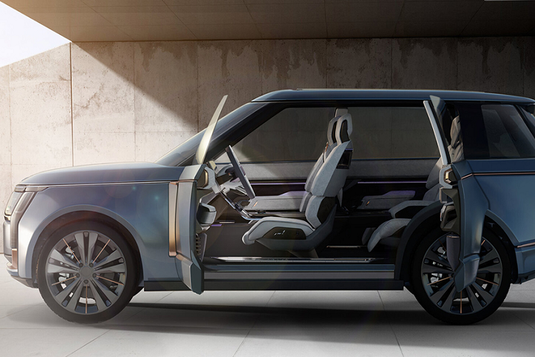 Bảng điều khiển trung tâm dường như vẫn chưa được hoàn thiện, nhưng nó mang phong cách thiết kế tối giản với cần số và các nút bấm điều khiển quen thuộc như trên Discovery. Điểm khác biệt duy nhất là vị trí sắp xếp của các chi tiết này - được xem là thiết lập tạm thời nhằm phục vụ cho cuộc thử nghiệm Range Rover 2022.