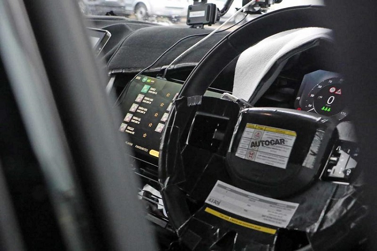 Dễ dàng nhận thấy Range Rover 2022 được trang bị vô lăng bọc da mang thiết kế tương đồng với Velar 2021, trong khi ở phía sau là cụm công cụ kỹ thuật số kích thước 12.3 inch. Tiếp đến là một hệ thống thông tin giải trí mới với màn hình hiển thị lớn hơn đáng kể. Mặc dù không có bất kỳ thông tin chính thức nào được hãng xe Anh Quốc xác nhận, nhưng dường như đây là hệ thống Pivi Pro với màn hình 11.4 inch thừa hưởng từ người anh em Discovery.