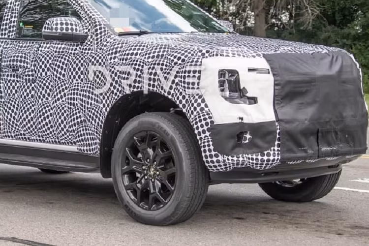 Hiện hãng xe Mỹ vẫn chưa công bố thông số cụ thể của động cơ V6 trên Ford Ranger 2022. Trong khi đó, trên Ford F-150, động cơ diesel có tên PowerStroke này tạo ra công suất tối đa 250 mã lực và mô-men xoắn cực đại 597 Nm. Động cơ sẽ đồng hành cùng hộp số tự động 10 cấp và hệ dẫn động 4 bánh. Sự kết hợp này sẽ giúp Ford Everest 2022 trở thành mẫu xe độc đáo nhất trong phân khúc.