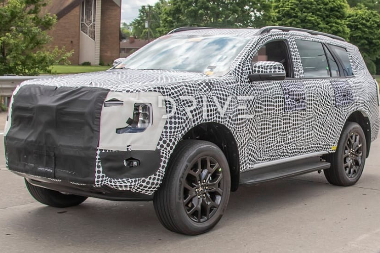 Nhiều khả năng xe cũng được trang bị màn hình trung tâm nằm dọc với kích thước lên đến 12 inch mới, phục vụ hệ thống thông tin giải trí SYNC 4 giống Ford Ranger 2022. Rất có thể mẫu xe SUV Ford Everest 2022 sẽ chính thức trình làng vào cuối năm nay trước khi bán ra thị trường vào năm sau. Giá xe Ford Everest 2022 hiện vẫn còn là ẩn số.