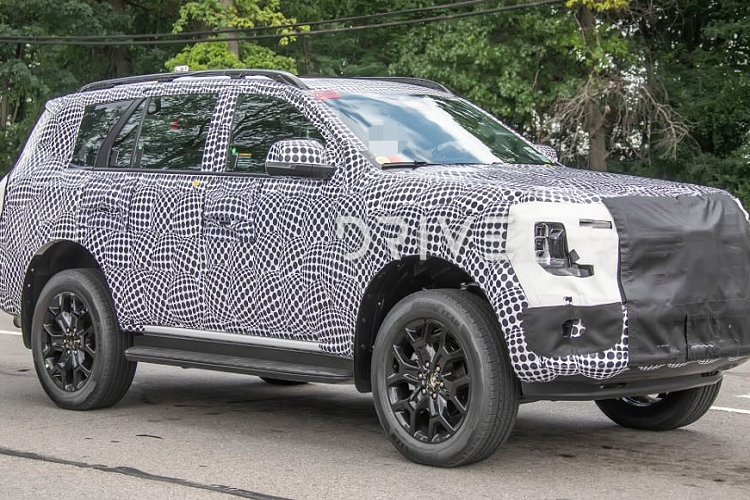 Ford Ranger thế hệ mới đã chính thức trình làng tại Úc vào hôm 24/11 vừa qua. Cùng lúc đó, những thông tin mới của mẫu SUV cỡ trung Ford Everest 2022 mới cũng được hé lộ. Điều này không có gì lạ vì nó vốn dùng chung cơ sở gầm bệ với Ranger. Theo tờ Drive của Úc, Ford Everest 2022 sẽ được trang bị động cơ diesel V6, tăng áp, dung tích 3.0L giống với Ranger thế hệ mới. Đây là động cơ hiện đang được dùng cho mẫu xe bán tải cỡ lớn Ford F-150 ở thị trường Mỹ.