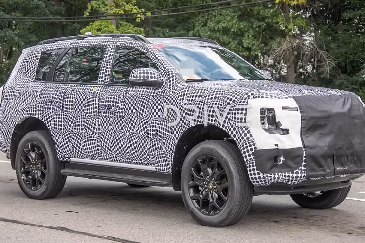 Ford Ranger thế hệ mới đã chính thức trình làng tại Úc vào hôm 24/11 vừa qua. Cùng lúc đó, những thông tin mới của mẫu SUV cỡ trung Ford Everest 2022 mới cũng được hé lộ. Điều này không có gì lạ vì nó vốn dùng chung cơ sở gầm bệ với Ranger. Theo tờ Drive của Úc, Ford Everest 2022 sẽ được trang bị động cơ diesel V6, tăng áp, dung tích 3.0L giống với Ranger thế hệ mới. Đây là động cơ hiện đang được dùng cho mẫu xe bán tải cỡ lớn Ford F-150 ở thị trường Mỹ.