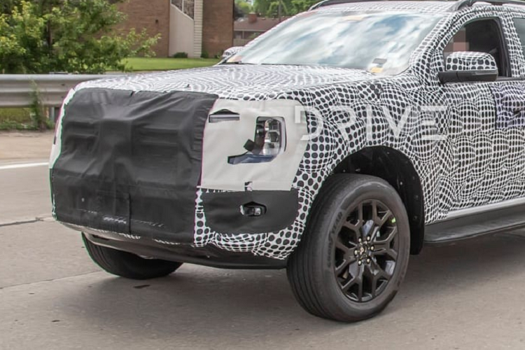 Có thể nói, đây là một thông tin thú vị vì phần lớn các đối thủ cùng phân khúc của Ford Everest 2022 hiện đều dùng động cơ diesel 4 xi-lanh. Để phù hợp với khối động cơ V6 mới, Ford Everest 2022 dự kiến sẽ được thay đổi đáng kể ở thiết kế khung gầm phía đầu xe. Điều này đồng nghĩa với việc xe sẽ vận hành ổn định hơn và có gầm cao hơn, phù hợp với chạy off-road hơn.