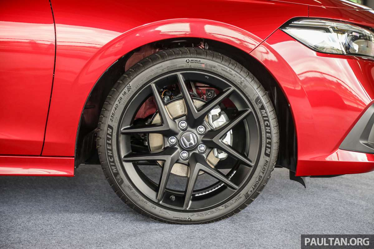 Honda Civic 2022 thế hệ thứ 11 hoàn toàn mới mang thiết kế hiện đại, chững chạc hơn so với thế hệ cũ. Honda Civic 2022 phiên bản RS cao cấp nhất được trang bị đèn pha LED, tích hợp đèn LED ban ngày và đèn hậu LED. Trang trí tem chữ “RS” trước và sau xe.