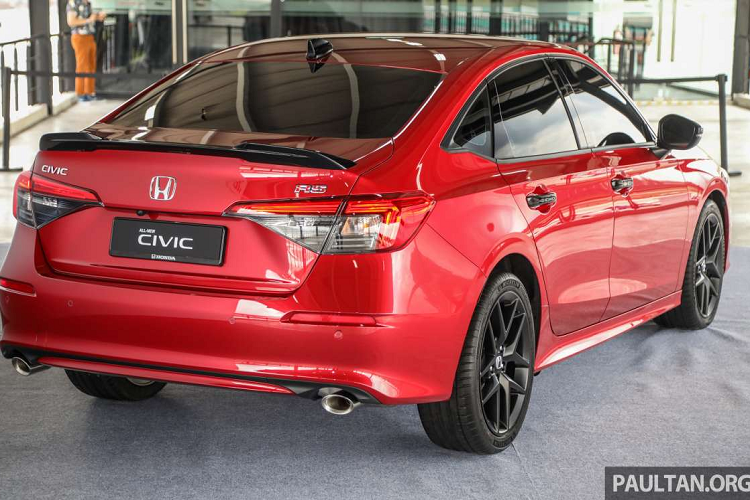 So với Civic tại Thái Lan, động cơ trên Civic tại Malaysia mạnh hơn 8 mã lực và 20 Nm. Sức mạnh được dẫn xuống cầu trước thông qua hộp số CVT. Trong khi đó, bản máy xăng 1.8L hút khí tự nhiên ở thế hệ cũ đã bị loại bỏ. Tất cả các phiên bản của Honda Civic 2022 mới đều sử dụng động cơ 1.5L tăng áp.