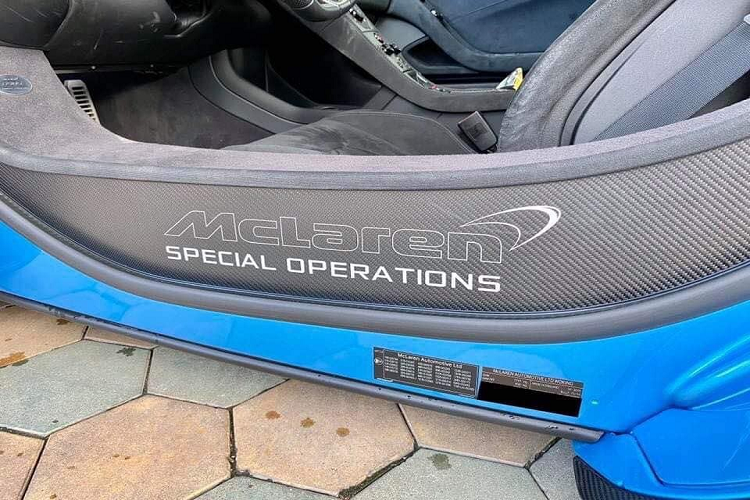 Mới đây, trên các con đường phố của Campuchia đã xuất hiện 1 trong 50 chiếc siêu xe McLaren 650S Spider MSO được sản xuất trên toàn thế giới. Điều thú vị là ngoại thất xe không mang 1 trong 3 màu đặc trưng của dòng xe giới hạn này là Agrigan Black, Papaya Spark và cuối cùng là Sarigan Quartz như chiếc xe McLaren 650S Spider MSO độc nhất Việt Nam đang mang trên mình.