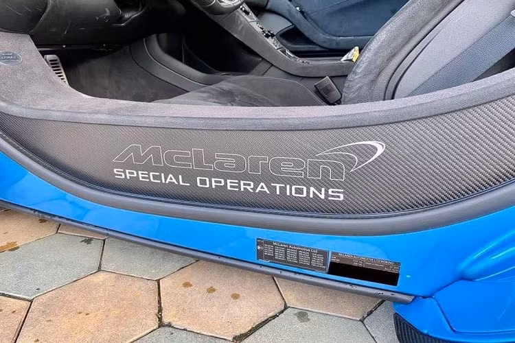 Mới đây, trên các con đường phố của Campuchia đã xuất hiện 1 trong 50 chiếc siêu xe McLaren 650S Spider MSO được sản xuất trên toàn thế giới. Điều thú vị là ngoại thất xe không mang 1 trong 3 màu đặc trưng của dòng xe giới hạn này là Agrigan Black, Papaya Spark và cuối cùng là Sarigan Quartz như chiếc xe McLaren 650S Spider MSO độc nhất Việt Nam đang mang trên mình.