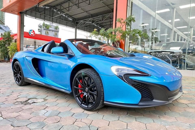 Siêu xe mui trần hàng hiếm này được trang bị hộp số tự động ly hợp kép 7 cấp và có thời gian tăng tốc từ vị trí xuất phát lên 100 km/h chỉ trong thời gian 3 giây trước khi đạt vận tốc tối đa 328 km/h. Mức giá xe McLaren 650S Spider MSO vẫn còn là một bí ẩn, tuy nhiên chắc chắn nó sẽ rẻ hơn nhiều so với thị trường Việt Nam.