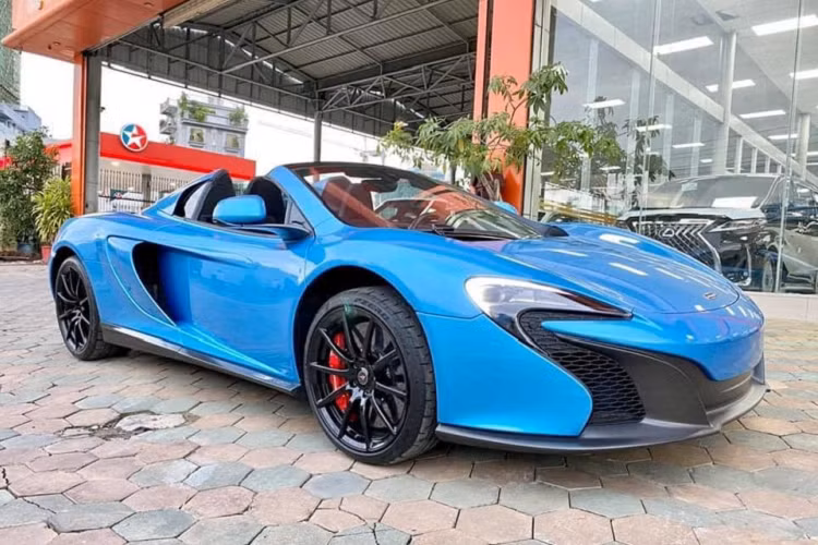 Siêu xe mui trần hàng hiếm này được trang bị hộp số tự động ly hợp kép 7 cấp và có thời gian tăng tốc từ vị trí xuất phát lên 100 km/h chỉ trong thời gian 3 giây trước khi đạt vận tốc tối đa 328 km/h. Mức giá xe McLaren 650S Spider MSO vẫn còn là một bí ẩn, tuy nhiên chắc chắn nó sẽ rẻ hơn nhiều so với thị trường Việt Nam.