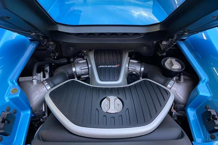 Ngoài màu sơn độc đáo, McLaren 650S Spider MSO còn có sự khác biệt ở bộ mâm đa chấu hợp kim siêu nhẹ đi kèm các bu-lông bằng titan. La-zăng này nhẹ hơn 4 kg so với bộ mâm trang bị trên xe tiêu chuẩn. Chưa hết, dòng chữ MSO nằm trên cánh lướt gió bên hông hay bệ cửa cũng tạo sự nhận biết so với những chiếc siêu xe McLaren 650S Spider tiêu chuẩn lăn bánh trên đường phố Campuchia.