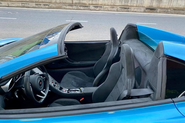 Thay vào đó, siêu xe giới hạn McLaren 650S Spider MSO ở Campuchia sở hữu màu xanh nổi bật khiến không ít người cảm thấy thích thú.