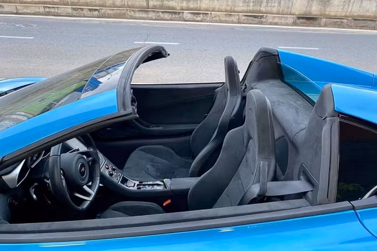 Thay vào đó, siêu xe giới hạn McLaren 650S Spider MSO ở Campuchia sở hữu màu xanh nổi bật khiến không ít người cảm thấy thích thú.