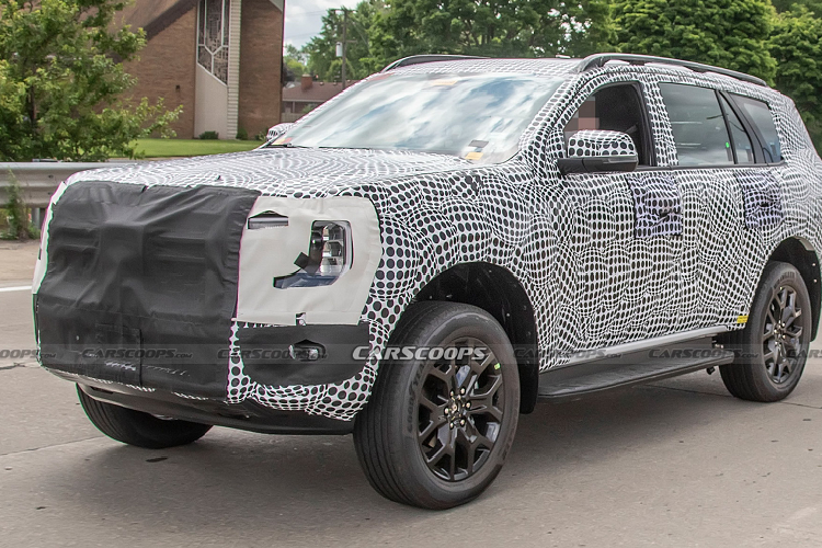 Nguyên mẫu chạy thử nghiệm của Ford Everest 2023 mới đã bị bắt gặp khi đang chạy thử gần thành phố Dearborn, bang Michigan, Mỹ. Mặc dù ngoại thất đã được che kín cẩn thận nhằm che giấu thiết kế, tuy nhiên qua hình ảnh có thể thấy tổng thể của Ford Everest thế hệ mới không thay đổi quá nhiều so với phiên bản hiện tại.