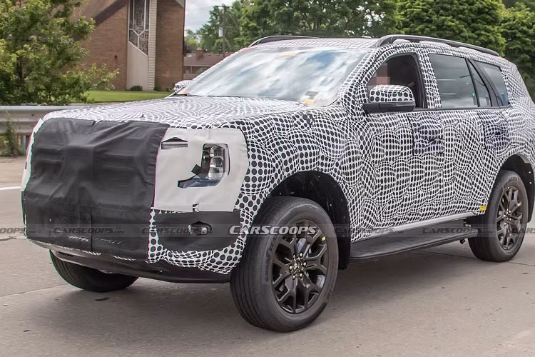 Nguyên mẫu chạy thử nghiệm của Ford Everest 2023 mới đã bị bắt gặp khi đang chạy thử gần thành phố Dearborn, bang Michigan, Mỹ. Mặc dù ngoại thất đã được che kín cẩn thận nhằm che giấu thiết kế, tuy nhiên qua hình ảnh có thể thấy tổng thể của Ford Everest thế hệ mới không thay đổi quá nhiều so với phiên bản hiện tại.
