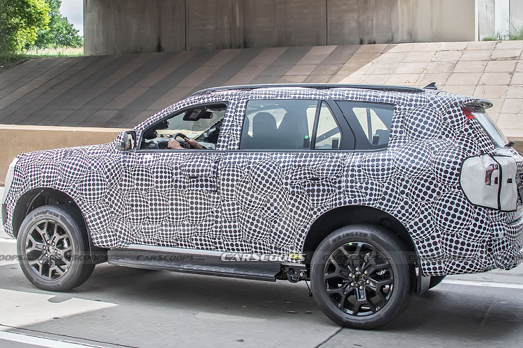 Phía sau nguyên mẫu chạy thử bị che kín hoàn toàn, tuy nhiên chắc chắn sẽ có nhiều thay đổi lớn. Nguyên mẫu chạy thử sử dụng mâm thông thường với lốp Goodyear, chắc chắn đây không phải kiểu mâm mới của Ford Everest 2023 thế hệ mới.