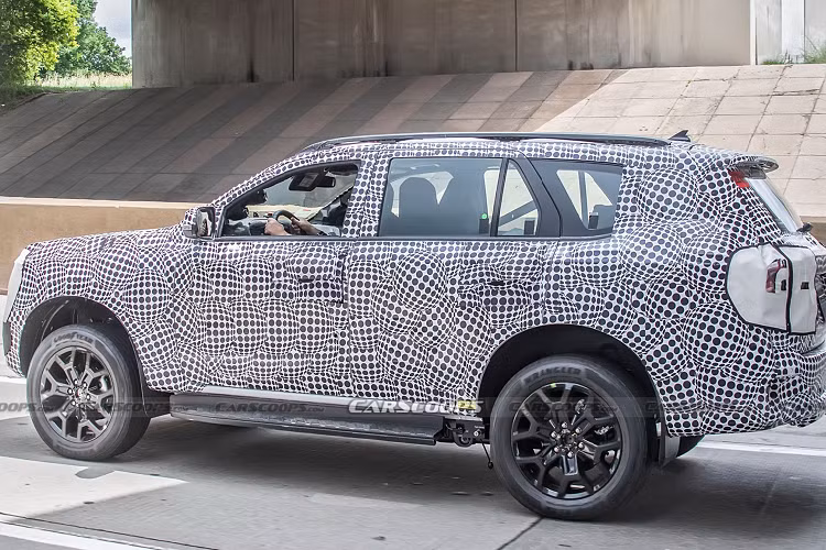 Phía sau nguyên mẫu chạy thử bị che kín hoàn toàn, tuy nhiên chắc chắn sẽ có nhiều thay đổi lớn. Nguyên mẫu chạy thử sử dụng mâm thông thường với lốp Goodyear, chắc chắn đây không phải kiểu mâm mới của Ford Everest 2023 thế hệ mới.