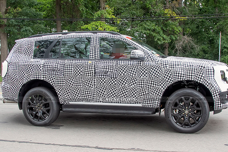 Khi nhìn ngang, các khung cửa sổ gần giống so với Everest thế hệ cũ. Kích thước của mẫu SUV này chắc chắn sẽ thay đổi, rộng rãi hơn so với đàn anh. Điểm đáng chú ý nhất ở mẫu xe SUV Ford Everest 2023 thế hệ mới chính là thiết kế đột phát hơn trước.