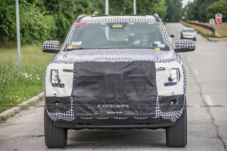 Phầu xe của Ford Everest 2023 hoàn toàn mới sở hữu mặt ca-lăng kích thước lớn hơn, trang bị đèn pha LED có tạo hình dạng càng cua rất giống với đèn pha sẽ có trên Ford Ranger thế hệ mới.