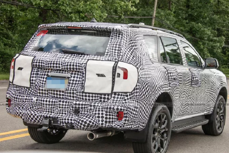 Tương tự Ford Everest thế hệ đang bán hiện tại, thế hệ mới của Ford Everest sẽ chia sẻ chung một nền tảng khung gầm, động cơ và nhiều bộ phận khác với “người anh em” bán tải Ford Ranger 2023 thế hệ mới. Bao gồm sử dụng chung động cơ dầu 4cyl dung tích 2.0L tăng áp, và động cơ V6 3.0L mới, kết hợp với hộp số tự động 10 cấp.