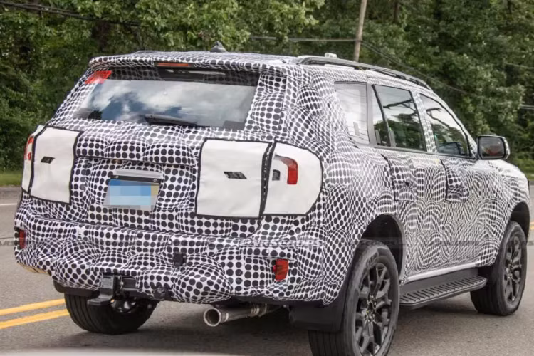 Tương tự Ford Everest thế hệ đang bán hiện tại, thế hệ mới của Ford Everest sẽ chia sẻ chung một nền tảng khung gầm, động cơ và nhiều bộ phận khác với “người anh em” bán tải Ford Ranger 2023 thế hệ mới. Bao gồm sử dụng chung động cơ dầu 4cyl dung tích 2.0L tăng áp, và động cơ V6 3.0L mới, kết hợp với hộp số tự động 10 cấp.