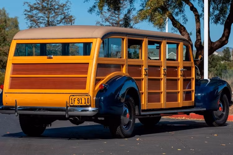 Chiếc xe LaSalle Meteor đời 1940 sở hữu 8 cửa to lớn này có thể không có phong cách đẹp như một số người anh em khác trong GM, nhưng nó chắc chắn nổi bật trong số những xe thế hệ 1940. Giờ đây, nó sẽ được mang bán đấu giá vào giữa tháng /2021 này và dự tính có giá trị 250.000 – 300.000 USD.