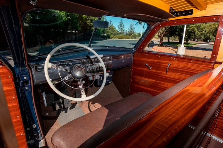 Dưới nắp capô là một khối động cơ V8 dung tích 5.3 lít chia sẻ với Cadillac Series 60. Có công suất 125 mã lực, động cơ này cũng đã bị loại bỏ cùng LaSalle trong năm 1941. Nội thất xe trông rất sang trọng đối với một chiếc xe hồi đầu những năm 1940. Ngang ngửa với những chiếc Cadillac cùng thời, cabin của chiếc LaSalle được trang trí bởi những tấm gỗ thủ công tinh vi từ mặt táp lô đến cốp, trong khi tất cả 4 hàng ghế đều được bọc bằng da màu hạt dẻ