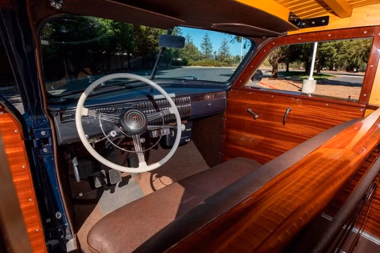 Dưới nắp capô là một khối động cơ V8 dung tích 5.3 lít chia sẻ với Cadillac Series 60. Có công suất 125 mã lực, động cơ này cũng đã bị loại bỏ cùng LaSalle trong năm 1941. Nội thất xe trông rất sang trọng đối với một chiếc xe hồi đầu những năm 1940. Ngang ngửa với những chiếc Cadillac cùng thời, cabin của chiếc LaSalle được trang trí bởi những tấm gỗ thủ công tinh vi từ mặt táp lô đến cốp, trong khi tất cả 4 hàng ghế đều được bọc bằng da màu hạt dẻ