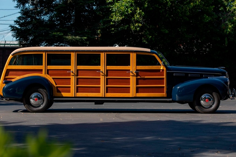 Về cơ bản LaSalle là một thương hiệu con của Cadillac và được tiếp thị tới người tiêu dùng là thương hiệu danh giá thứ hai trong danh mục đầu tư của GM. Thương hiệu này chỉ sản xuất xe ôtô từ năm 1927 đến năm 1940. GM đã khai tử LaSelle vì doanh số bán hàng giảm sút và Buick trở thành nhà sản xuất ô tô cao cấp phổ biến hơn vào những năm 1930.