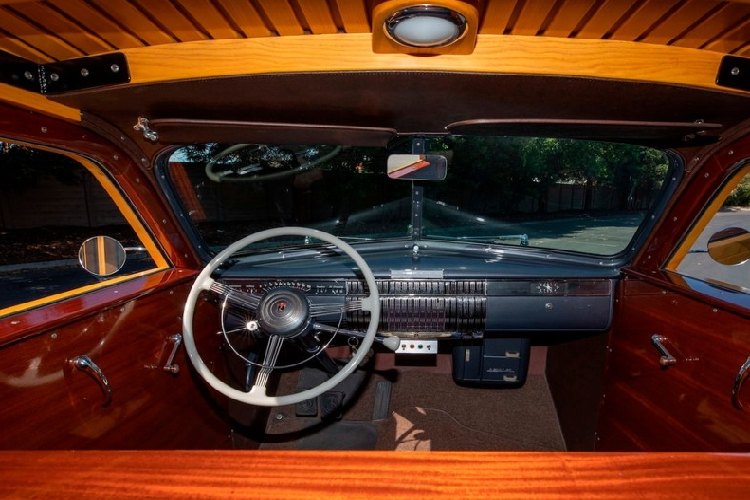 Bên cạnh đó, cabin có một đồng hồ tích hợp trong mặt táp lô bên ghế lái phụ, một cụm đồng hồ đo lường với các con số đo tốc độ được cắt chính xác, và một lưới tản nhiệt mạ crôm lớn giữa chúng. Máy sưởi với bộ xả đá đảm bảo rằng tất cả 12 hành khách ngồi trên xe đều cảm thấy thoải mái trong mùa lạnh. Đây là một trong những trang bị của LaSalle khiến bạn tự hỏi liệu Cadillac mới có đúng là thương hiệu uy tín thứ hai 2 của GM thời đó hay không.