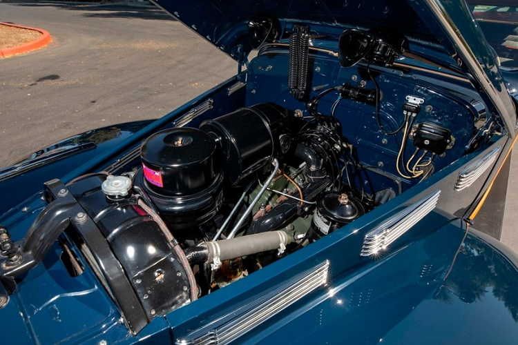 Thực tế, LaSalle không cung cấp xe limousine với trục cơ sở kéo dài, và chiếc xe này là một sản phẩm độc nhất vô nhị của công ty chuyên chế tạo thân vỏ xe Meteor Motor Car Company ở Piqua, Ohio. Được chế tạo trên khung gầm LaSalle Series 50, chiếc limousine LaSalle Meteor 8 cửa này đã ra đời trong năm 1940, ngay khi thương hiệu chuẩn bị đóng cửa. Không những có chiều dài như xe buýt và 4 cửa ở mỗi bên, nó cũng là chiếc xe LaSalle duy nhất có các tấm ốp thân vỏ phía sau và cửa gỗ. 