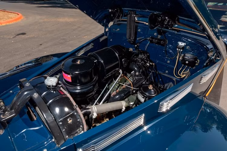 Thực tế, LaSalle không cung cấp xe limousine với trục cơ sở kéo dài, và chiếc xe này là một sản phẩm độc nhất vô nhị của công ty chuyên chế tạo thân vỏ xe Meteor Motor Car Company ở Piqua, Ohio. Được chế tạo trên khung gầm LaSalle Series 50, chiếc limousine LaSalle Meteor 8 cửa này đã ra đời trong năm 1940, ngay khi thương hiệu chuẩn bị đóng cửa. Không những có chiều dài như xe buýt và 4 cửa ở mỗi bên, nó cũng là chiếc xe LaSalle duy nhất có các tấm ốp thân vỏ phía sau và cửa gỗ. 