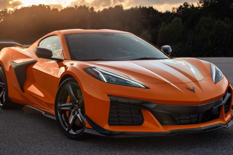 Chevrolet vừa chính thức ra mắt phiên bản hiệu năng cao Z06 cho mẫu xe thể thao C8 mới nhất, ra mắt cách đây 2 năm, của mình. Là bản hiệu năng cao, đương nhiên Chevrolet C8 Corvette Z06 2022 mới sở hữu khá nhiều nâng cấp về kết cấu, khí động học và một số chi tiết nhằm tạo phong cách riêng.