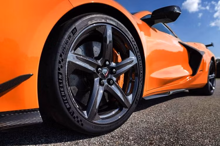 Để tăng công suất cho động cơ LT6 trên bản Z06, Chevrolet đã thực hiện khá nhiều nâng cấp như bộ lanh được làm bằng nhôm, van bằng titan kết hợp sodium, quả pít-tông bằng nhôm đúc và tay biên bằng titan. Bên cạnh đó, Chevrolet đã trang bị cho động cơ hệ thống bôi trơn kho, trục khuỷu flat-plane, bướm ga đôi 87 mm và hệ thống ống xả thiết lập 4-2-1 bằng thép không gỉ.